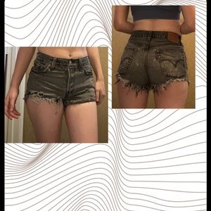 Women’s Faded Black Denim Levi shorts